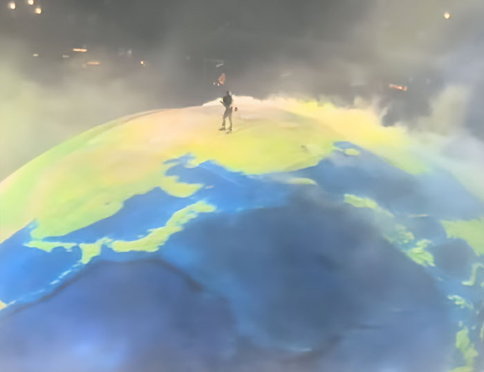 Bianca Censori veste um macacão colante em meio ao controverso retorno de Kanye West