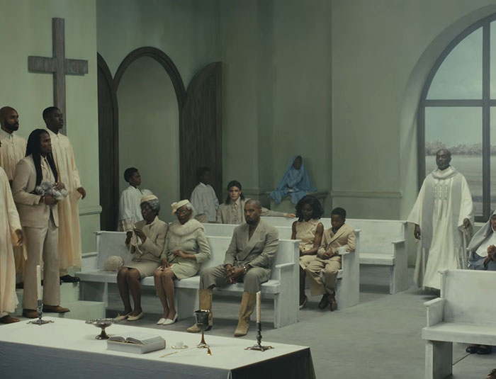 Bianca Censori veste um macacão colante em meio ao controverso retorno de Kanye West