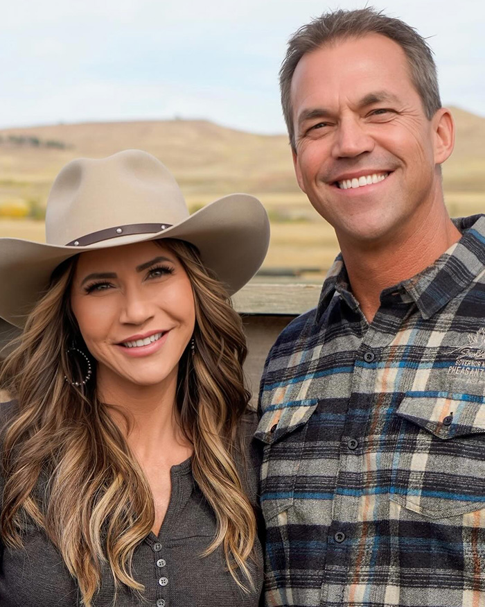 Conversas explosivas entre o marido de Kristi Noem, Bryon, e Dominatrix vazaram em meio ao escândalo de vida dupla Conversas explosivas entre o marido de Kristi Noem, Bryon, e Dominatrix vazaram em meio ao escândalo de vida dupla