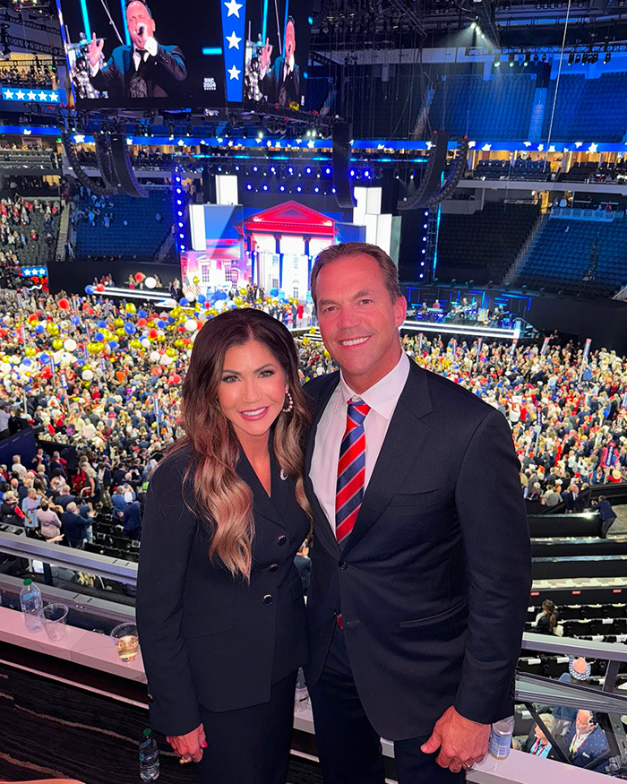 Conversas explosivas entre o marido de Kristi Noem, Bryon, e Dominatrix vazaram em meio ao escândalo de vida dupla Conversas explosivas entre o marido de Kristi Noem, Bryon, e Dominatrix vazaram em meio ao escândalo de vida dupla