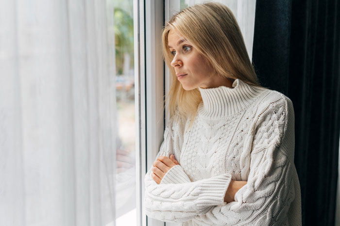 Tenant Mortified After Noticing Landlady Removes Her Bird Feeders, Considers Involving Police