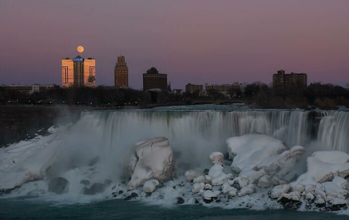 35 Stunning Photos From The 2026 Niagara Frozen Falls Contest Show Winter At Its Most Magical