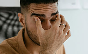 Family Refuses To Respect Host’s Boundaries, So He Decides To Wear Speedos Until They Leave