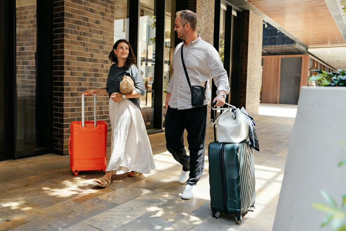 Homem volta para casa com a namorada de um amigo que mora na casa dele, ela chama a polícia quando ele a expulsa