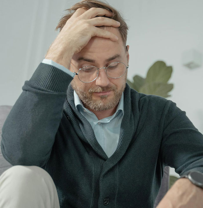 Homem volta para casa com a namorada de um amigo que mora na casa dele, ela chama a polícia quando ele a expulsa