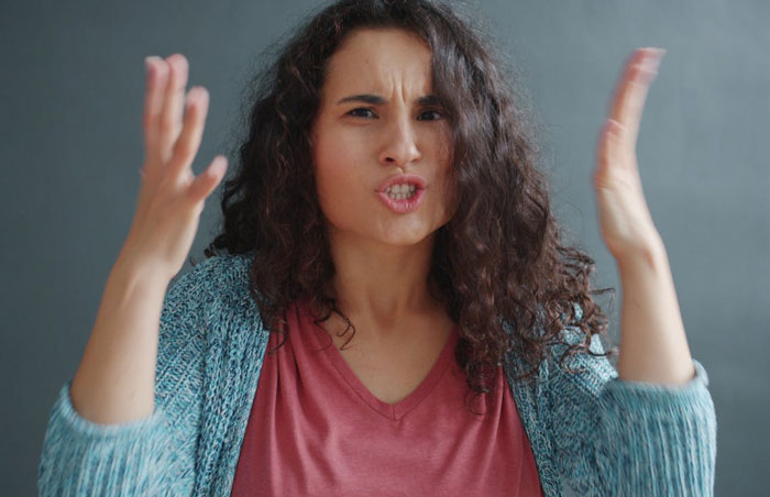 Homem volta para casa com a namorada de um amigo que mora na casa dele, ela chama a polícia quando ele a expulsa