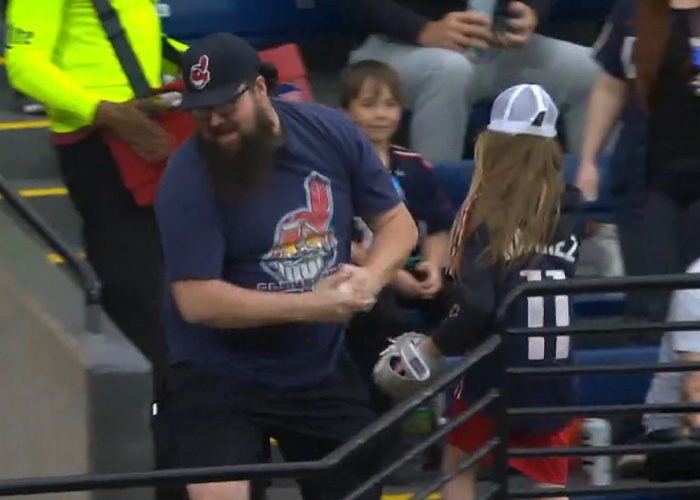 Homem que roubou beisebol de uma jovem no jogo quebra o silêncio após grande reação