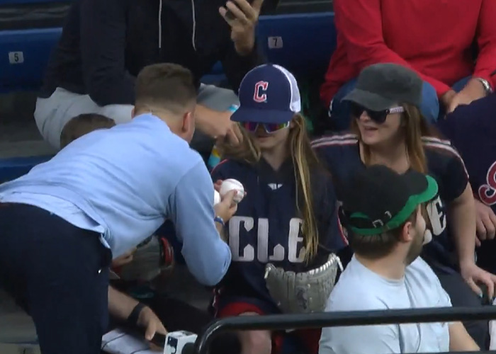 Homem que roubou beisebol de uma jovem no jogo quebra o silêncio após grande reação