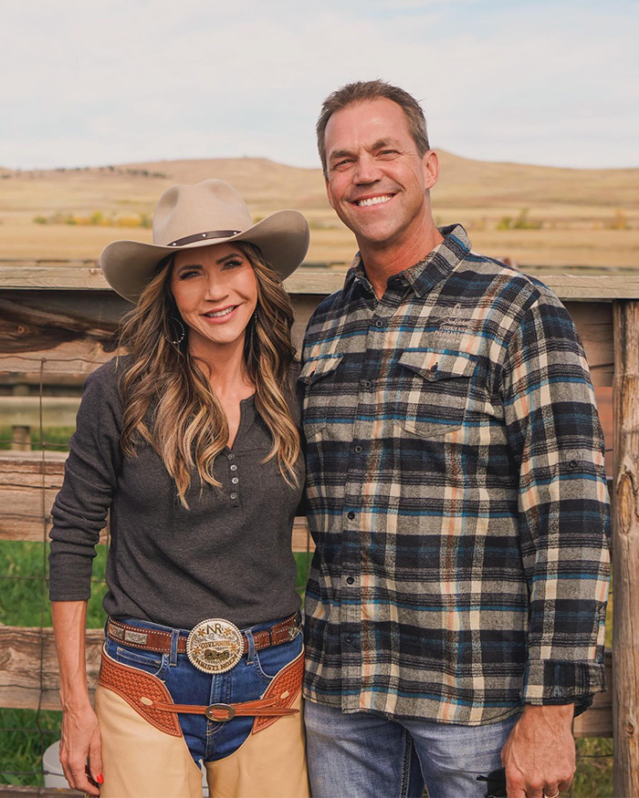 Modelo quebra o silêncio com as conversas bizarras do marido de Kristi Noem