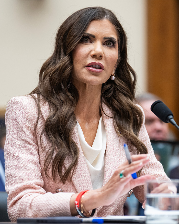 Modelo quebra o silêncio com as conversas bizarras do marido de Kristi Noem