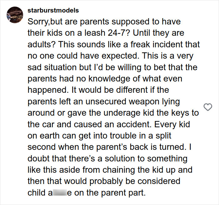 O passado conturbado do menino surge quando os pais são acusados ​​​​de incidente fatal com estátua de turista
