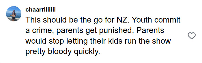 O passado conturbado do menino surge quando os pais são acusados ​​​​de incidente fatal com estátua de turista