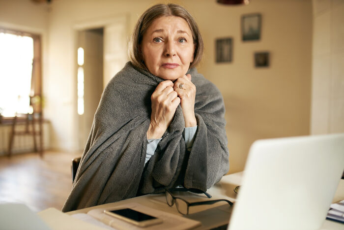 Woman wrapped in a blanket, looking troubled. This image reflects how diagnosed narcissists leave a mark on others.