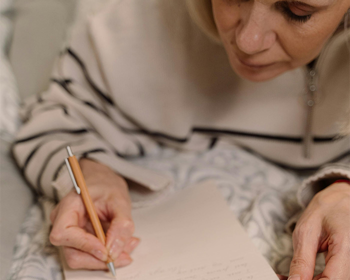 Neighbor Sparks Feud After Sticking Horrifying Fat-Shaming Note On Woman's Apartment Neighbor Sparks Feud After Sticking Horrifying Fat-Shaming Note On Woman's Apartment