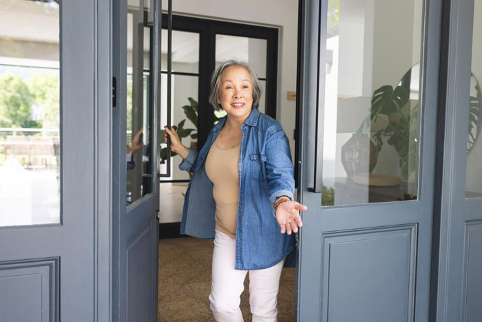 Woman Plays Concierge With Neighbor&rsquo;s Guests, Acts Offended As He Politely Asks Her To Stop