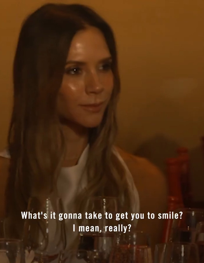 O rosto sério característico de Victoria Beckham enquanto uma citação pergunta: "O que é preciso para fazer você sorrir?"