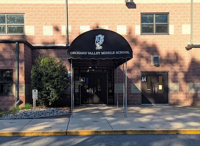 Ex-professora soluça no tribunal depois que ex-aluna chamou a polícia, enquanto textos perturbadores são revelados