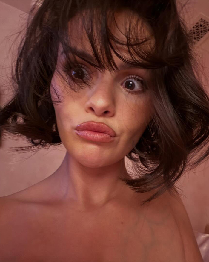 "Something Is Off Here": People Notice Bizarre Details In Photo Of Selena Gomez And Influencer