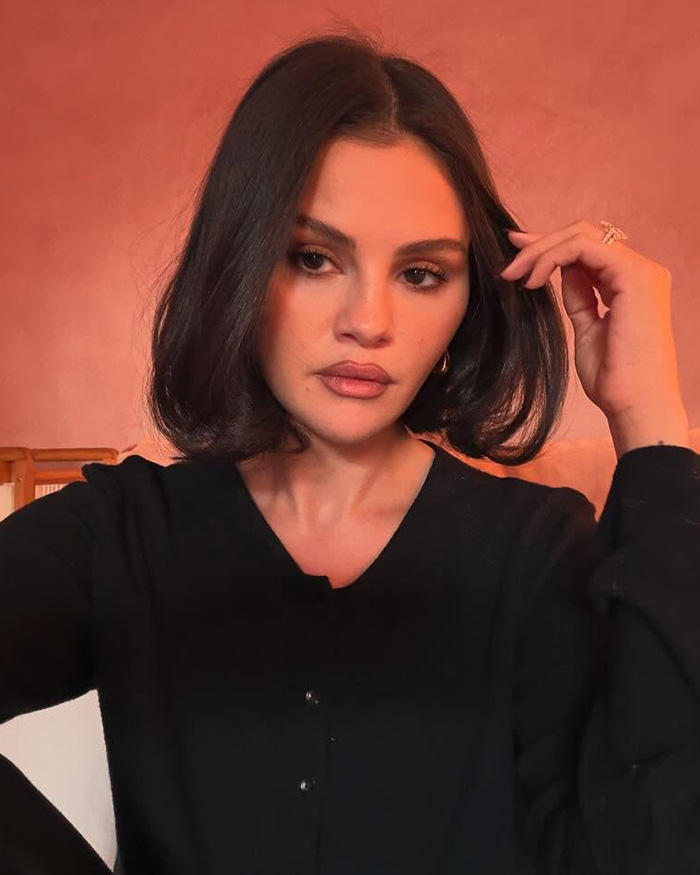 "Something Is Off Here": People Notice Bizarre Details In Photo Of Selena Gomez And Influencer