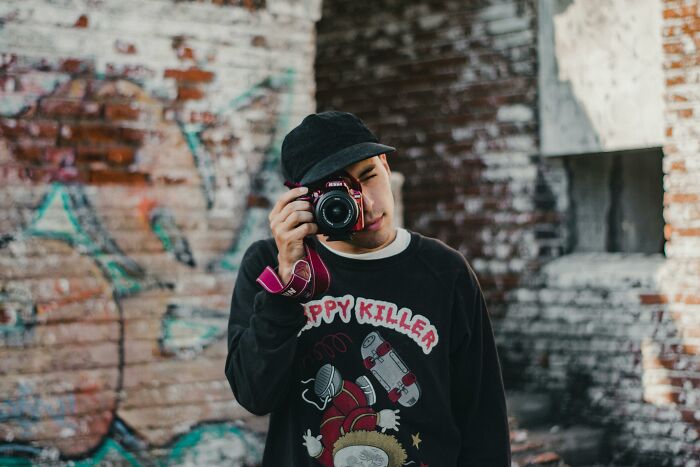 "No Curtains Or Anything": 57 Wildest Things People Saw Their Neighbors Do