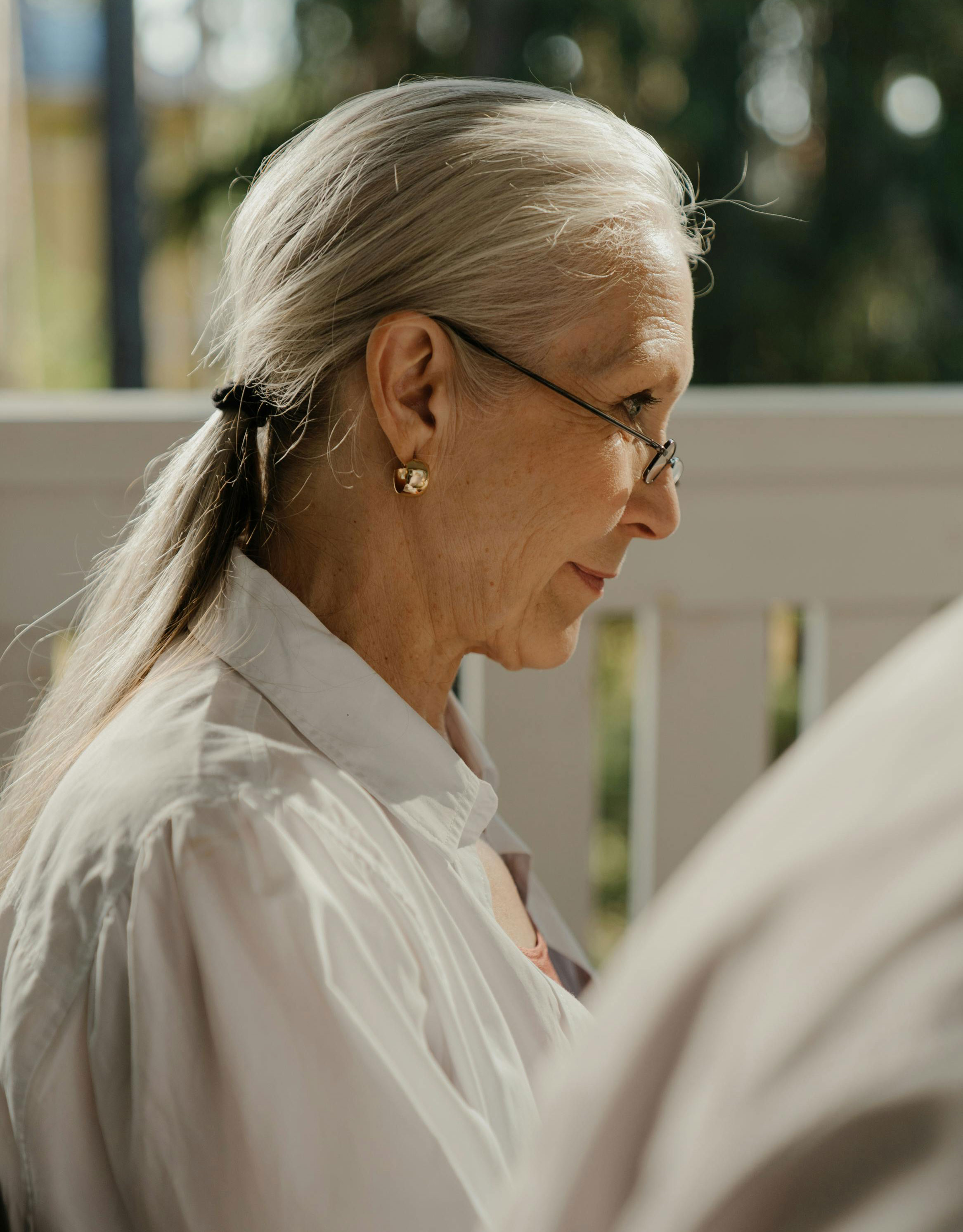 As repetidas mentiras e roubos da prima empurram adolescente para fora da casa dos pais e ela corta todo contato