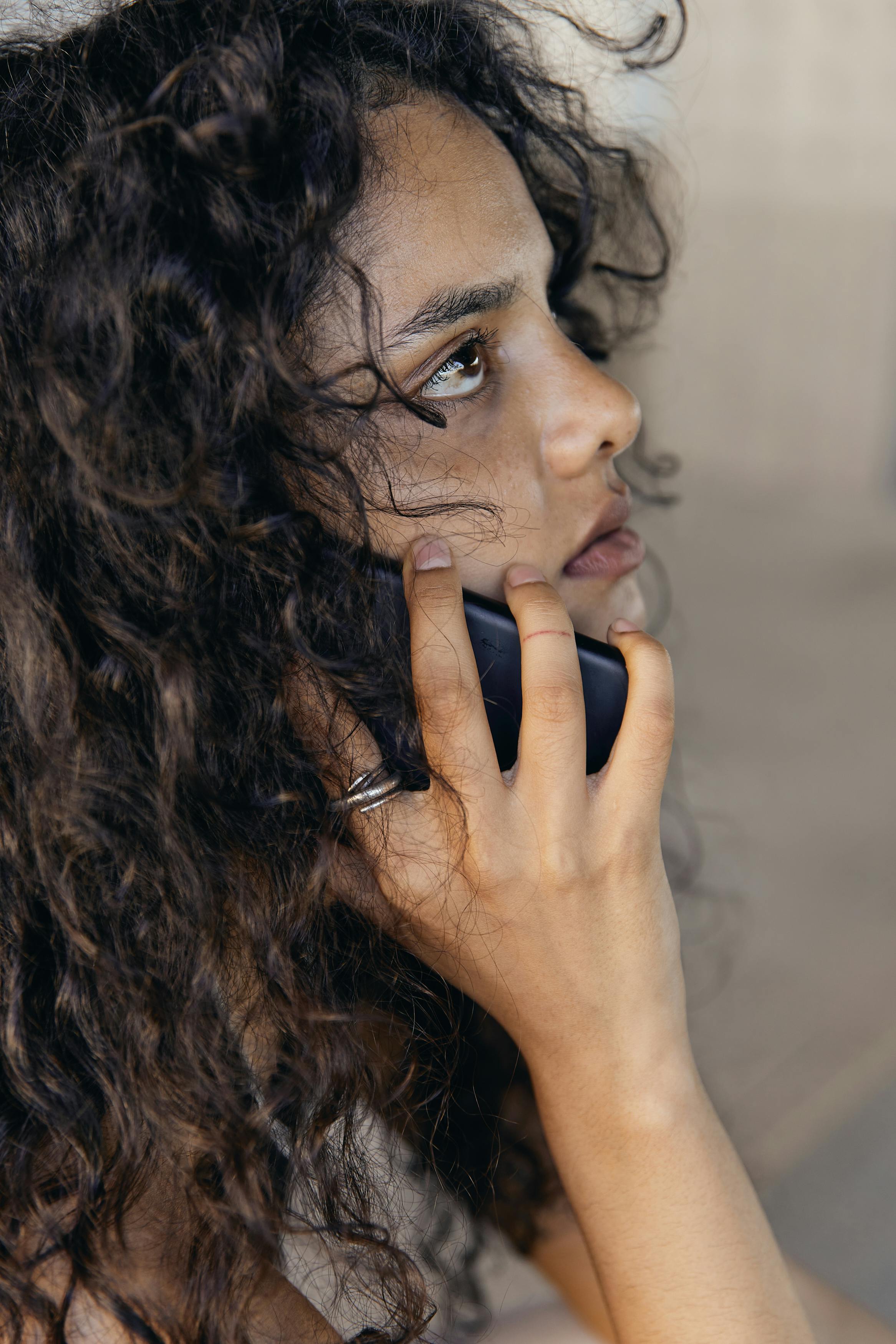 As repetidas mentiras e roubos da prima empurram adolescente para fora da casa dos pais e ela corta todo contato