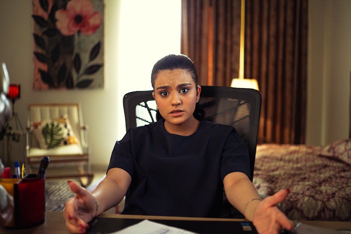 Garoto perturbador quase se machuca no estábulo, sua mãe tóxica aumenta as coisas de zero a 100