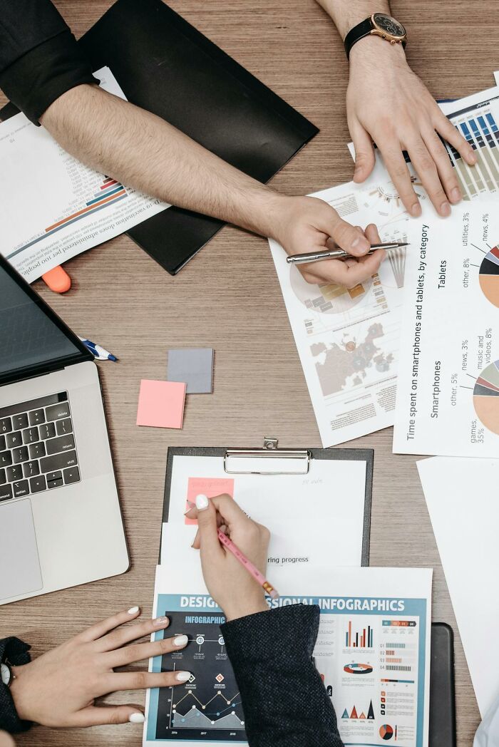 “I May End Up Homeless”: 71 Former Rich People Share How They Ended Up Broke