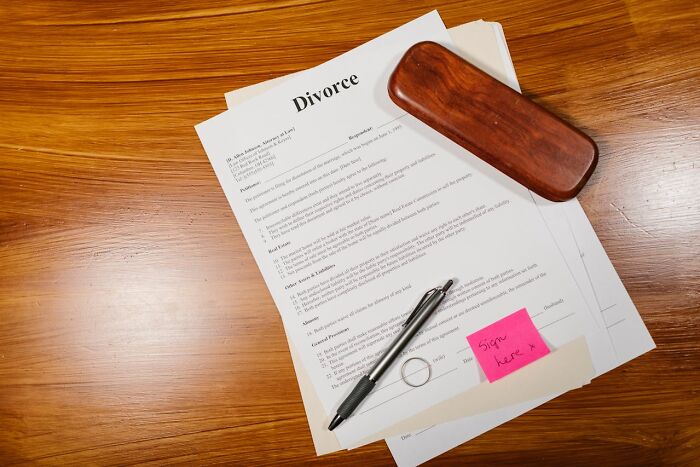 “Went Full MAGA”: 79 Divorces That Either Ended Peacefully, Or Left A Nasty Reminder