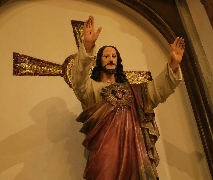Boneca inflável de Jesus Cristo desencadeia o caos antes da Páscoa: 