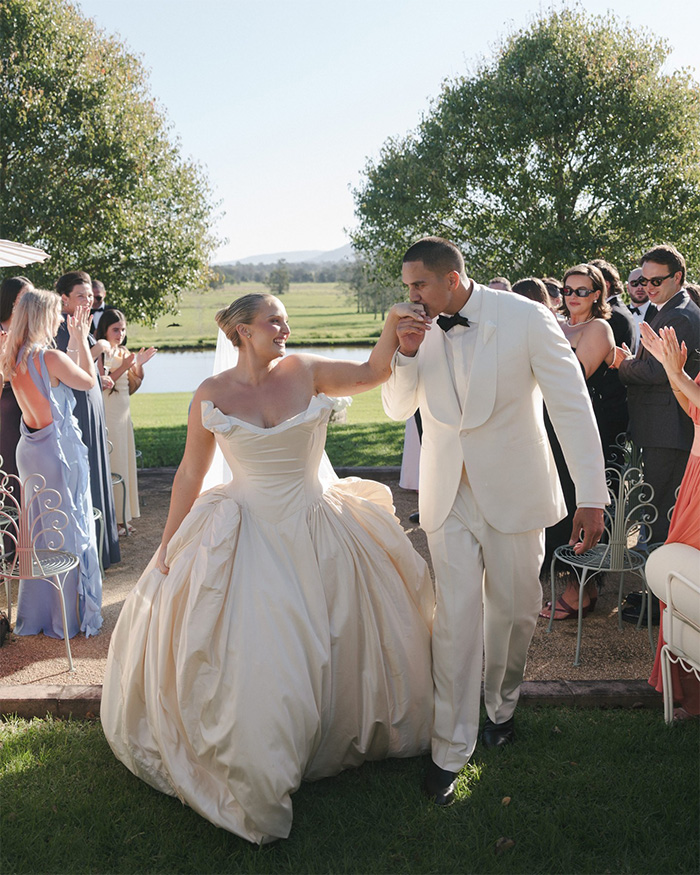 Modelo plus size provoca reação renovada sobre seu vestido de noiva depois que ela chega à revista Vogue