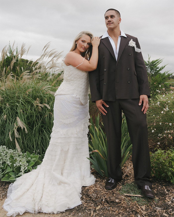 Modelo plus size provoca reação renovada sobre seu vestido de noiva depois que ela chega à revista Vogue