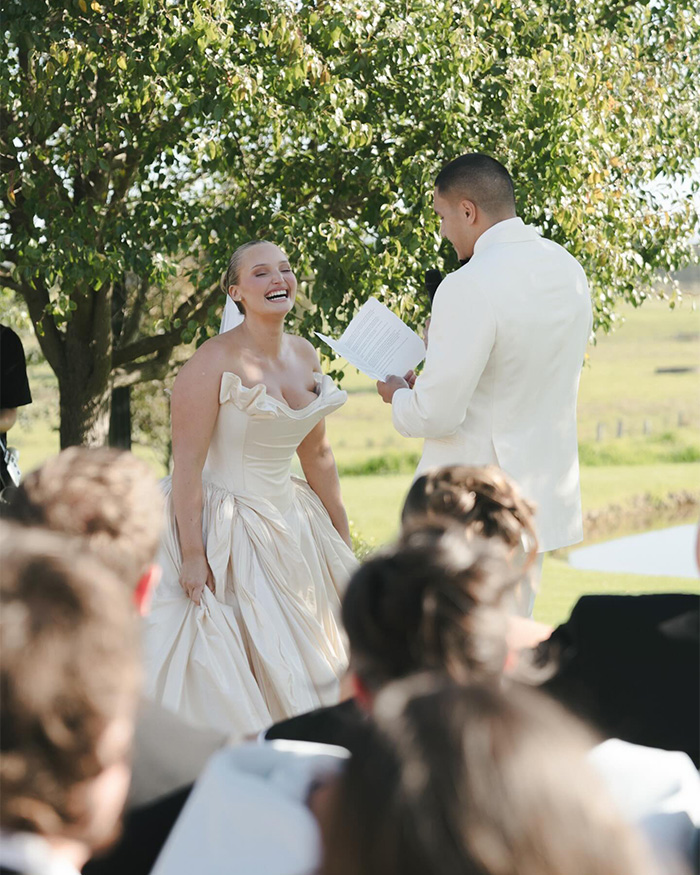 Modelo plus size provoca reação renovada sobre seu vestido de noiva depois que ela chega à revista Vogue