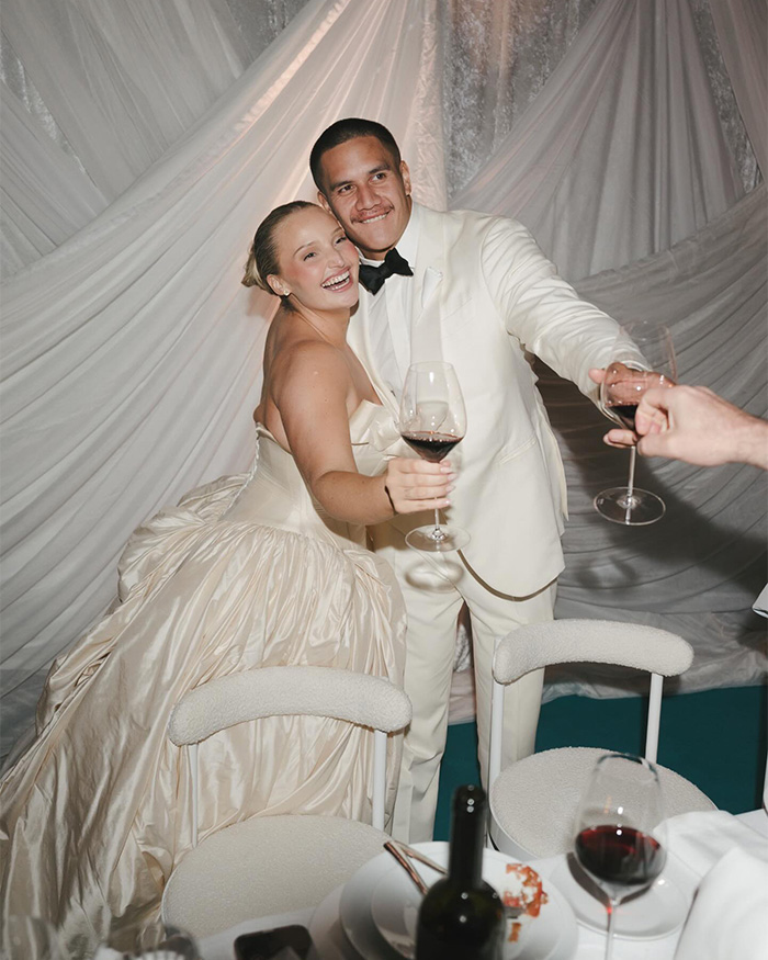 Modelo plus size provoca reação renovada sobre seu vestido de noiva depois que ela chega à revista Vogue