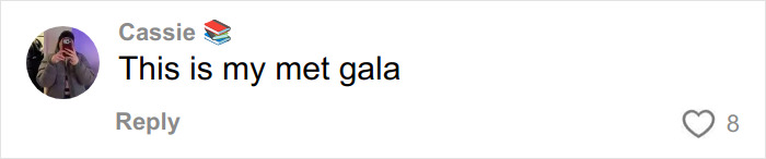 Modelo plus size provoca reação renovada sobre seu vestido de noiva depois que ela chega à revista Vogue