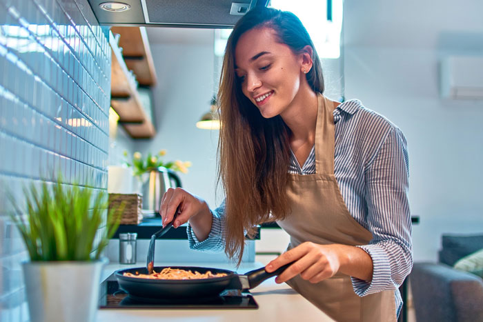 Woman Walks In On Cheating BF, Walks Out With His Lover&rsquo;s Jeans And Refuses To Return Them