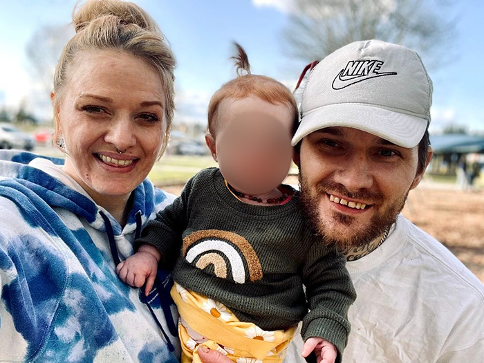 Família sorridente ao ar livre com criança, relacionada aos restos mortais de uma mãe desaparecida vista pela última vez colhendo cogumelos encontrados por caminhantes há mais de um ano.