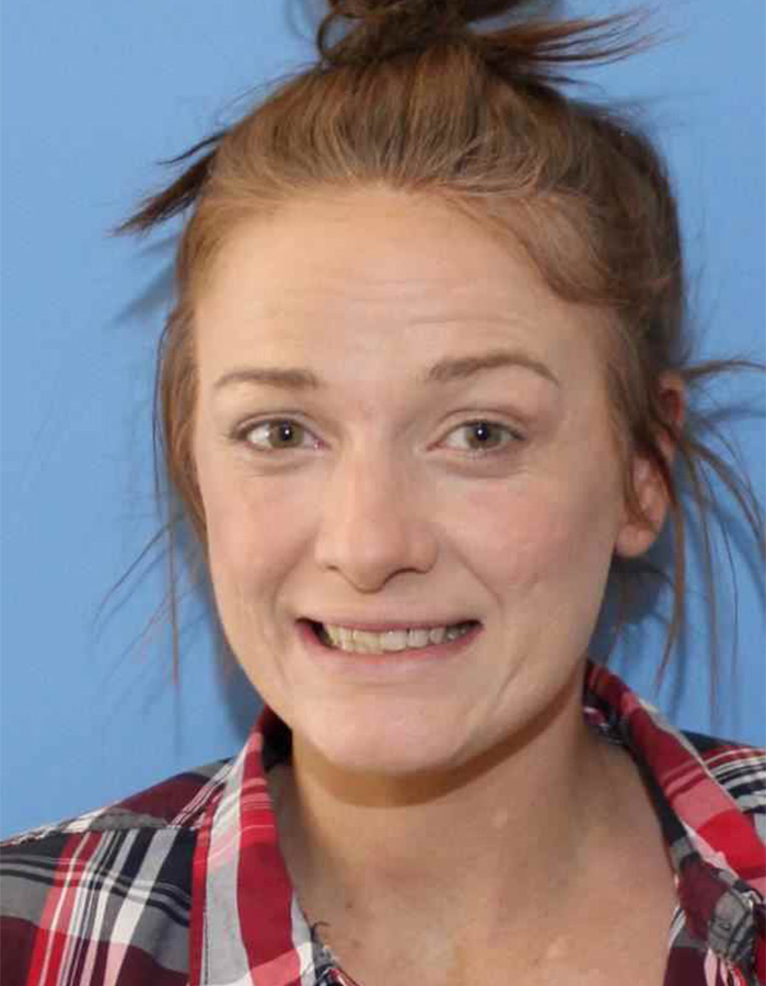 Jovem ruiva com camisa xadrez, representando a mãe desaparecida cujos restos mortais foram encontrados por caminhantes depois de mais de um ano.