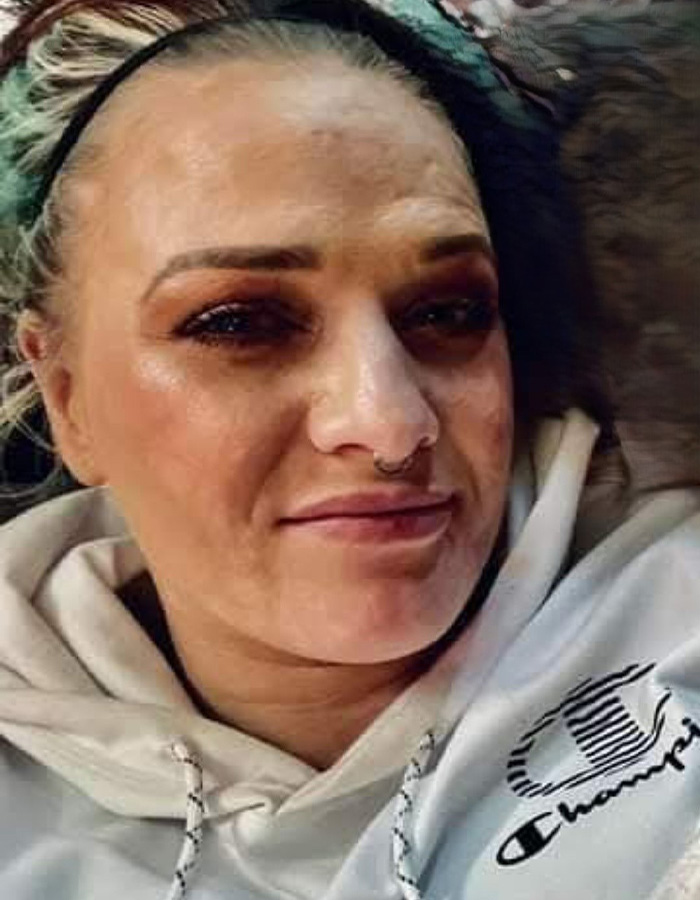 Close de uma mulher vestindo um moletom com capuz, relacionado aos restos mortais de uma mãe desaparecida vista pela última vez colhendo cogumelos encontrados por caminhantes.