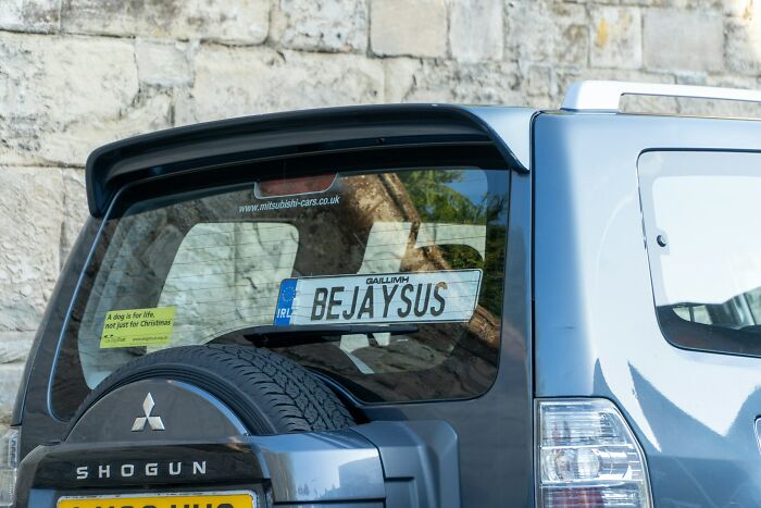 Rear view of a Mitsubishi Shogun with a personalized BEJAYSUS license plate, showcasing intelligence and creativity.