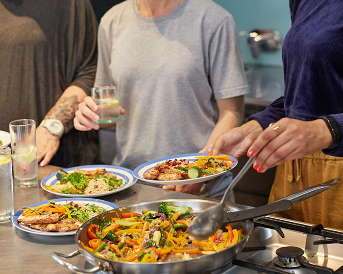 Quatro colegas de quarto desenvolvem um sistema brilhante para economizar dinheiro em mantimentos