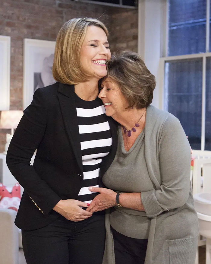 Por que Savannah Guthrie desapareceu de 'Hoje' no meio da entrevista com Anne Hathaway