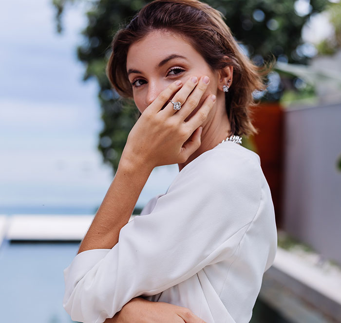 Guy’s Imagination Drives Him Mad As He Spots Fiancée Not Putting On Her Engagement Ring At Clubs Guy’s Imagination Drives Him Mad As He Spots Fiancée Not Putting On Her Engagement Ring At Clubs