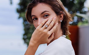 Guy’s Imagination Drives Him Mad As He Spots Fiancée Not Putting On Her Engagement Ring At Clubs