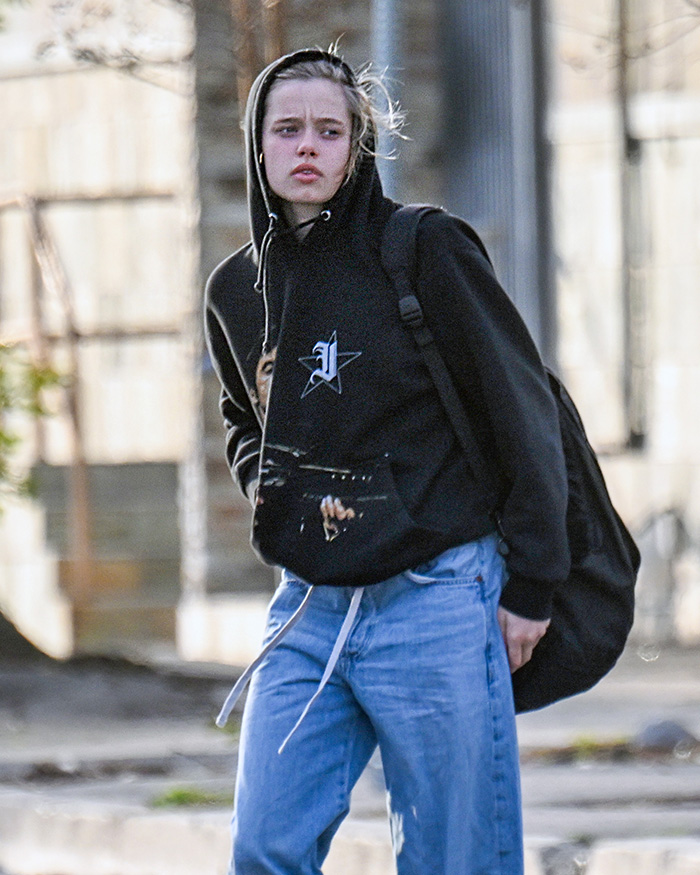 Shiloh Jolie aparece no primeiro videoclipe, os fãs apontam que ela é gêmea de sua mãe