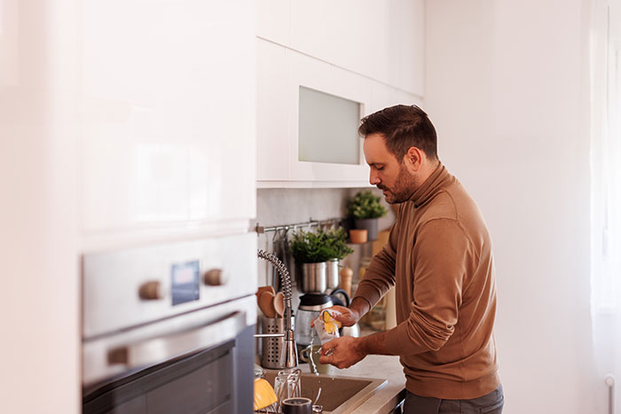 “Não sou sua empregada nem sua mãe”: casal vai morar junto e começa a brigar por causa de tarefas