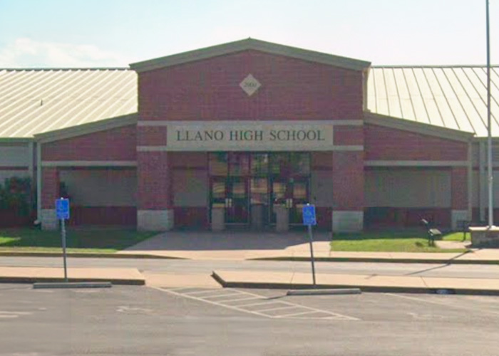 Entrada da Escola Secundária Llano. A escola onde um professor substituto foi acusado de relacionamento impróprio com os alunos.