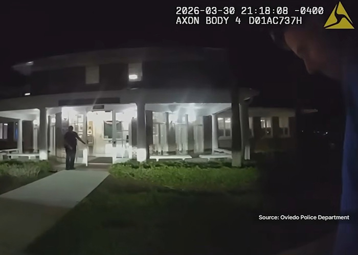 Imagens da câmera do corpo policial à noite do lado de fora de um prédio relacionadas à professora supostamente construindo relacionamento com a mãe envolvendo sua filha