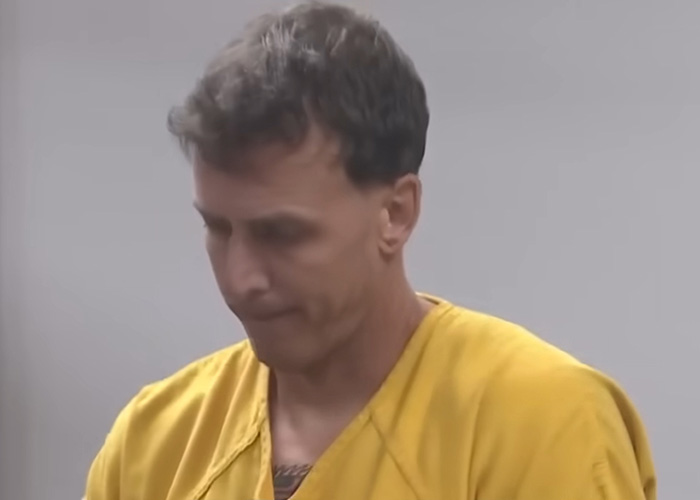 Homem com uniforme amarelo de presidiário, representando professora supostamente envolvida em um relacionamento sinistro com mãe e filha.