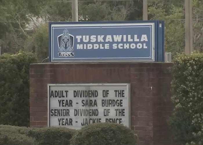 Placa da Escola Secundária Tuskawilla destacando um professor que supostamente está construindo um relacionamento com a mãe ligado ao incidente da filha.